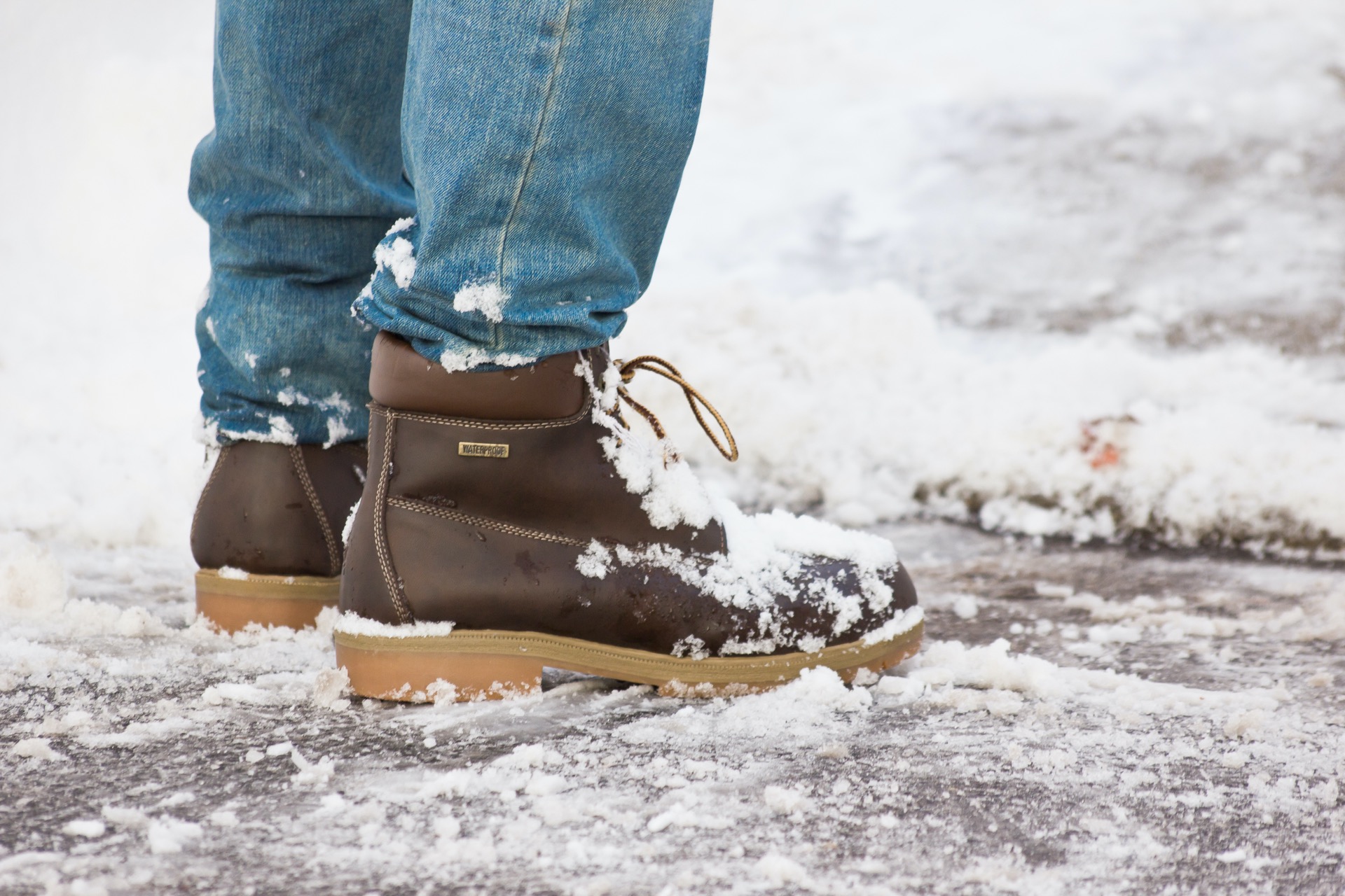 Запах зимней обуви. Заснеженные ботинки. Обувь в снегу. Зимние ботинки в снегу. Ботинки для гололеда.